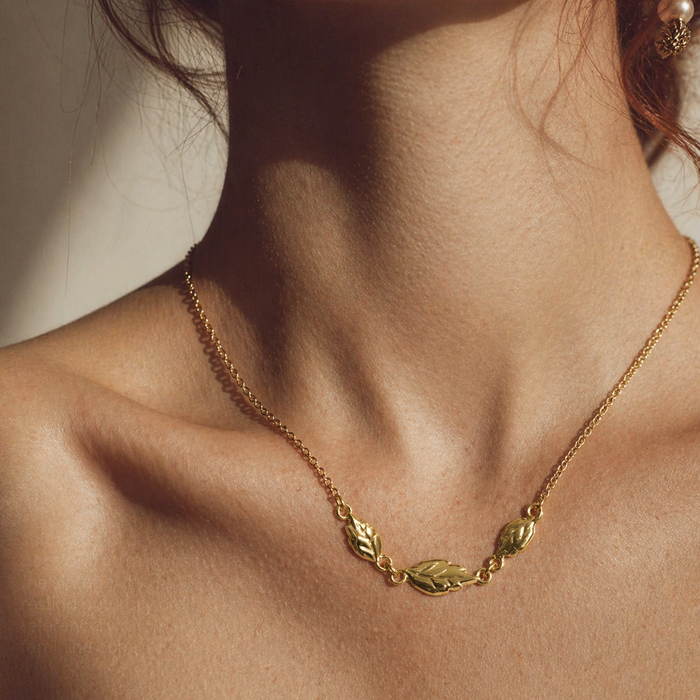 Collana con 3 foglie in metallo color oro