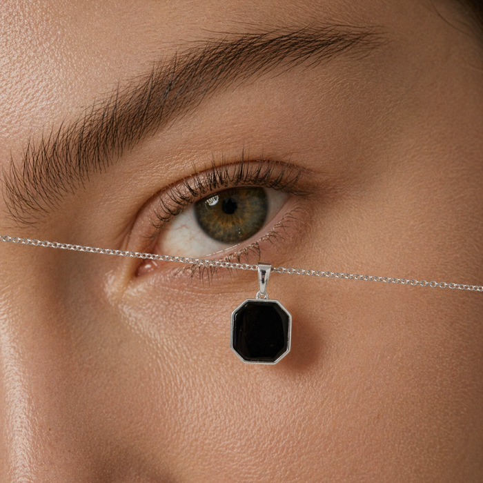 Collana con pendente laccato nero