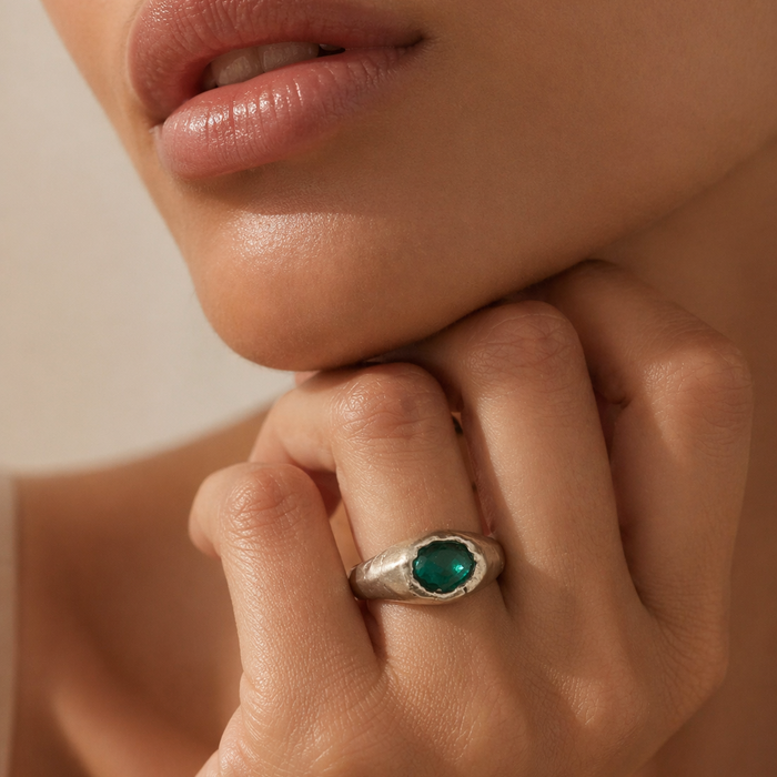 Anello ondulato con cristallo verde