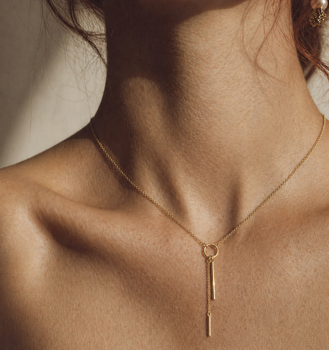 Collana catena e ciondoli pendenti